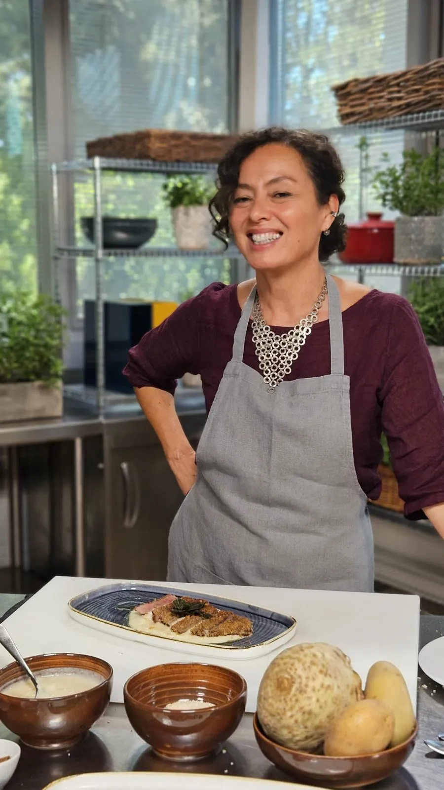 Ginny Flores in cucina, accanto a un piatto appena impiattato