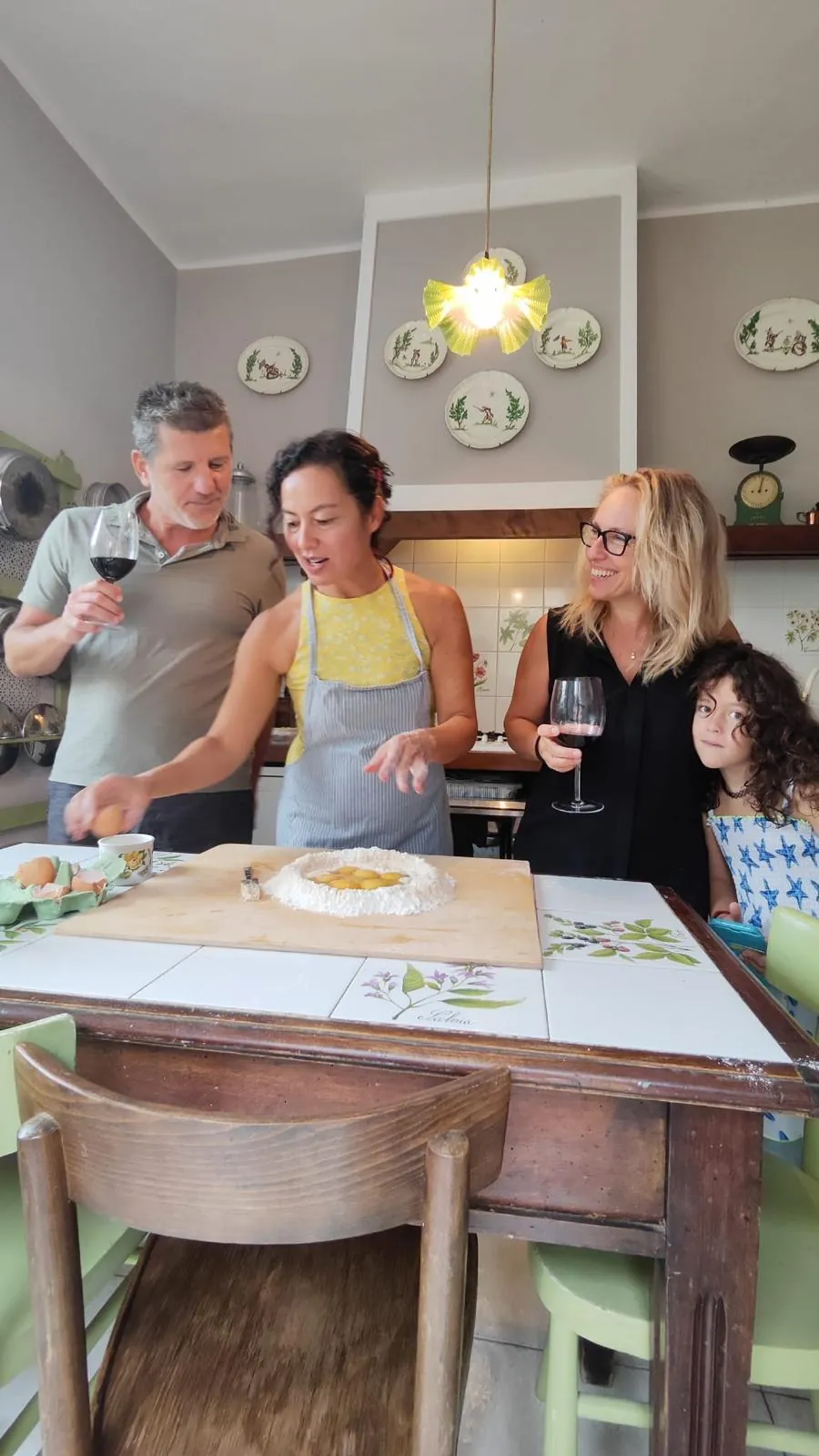 Una lezione di pasta in una cucina di casa, a Roma